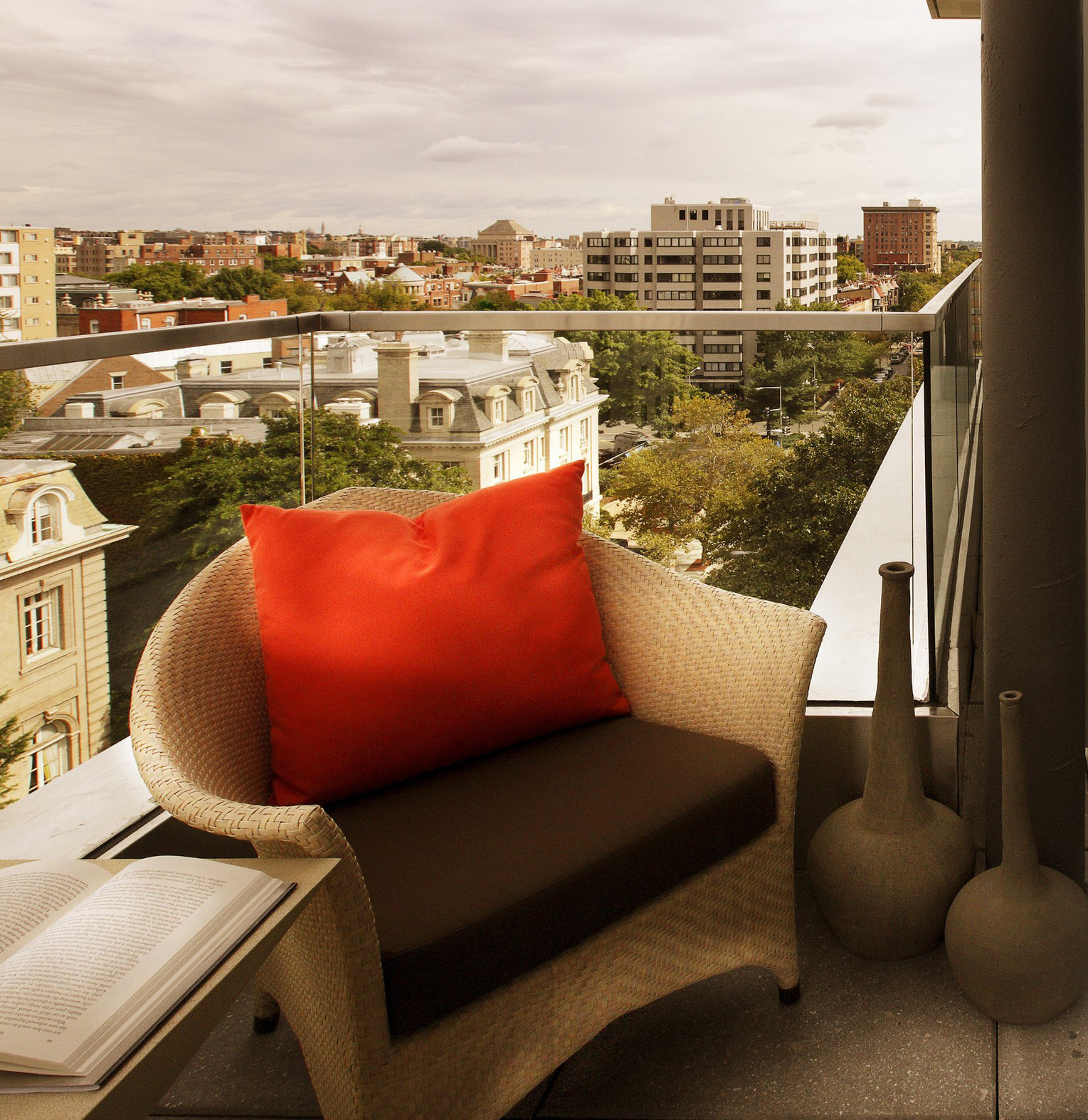 Красивое дизайнерское кресло на балкон