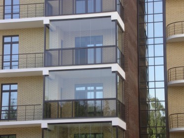 Фото фасада с панорамным остеклением