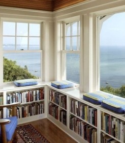 Идея использования балконного помещения в качестве библиотеки