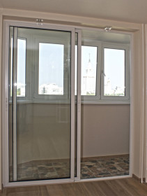 Раздвижные стеклянные двери на балкон