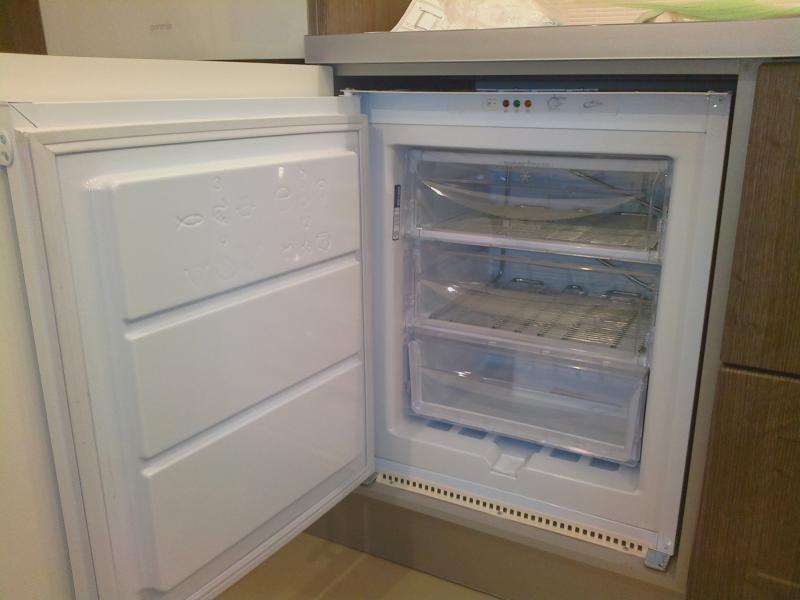 Вид морозильной камеры встроенной в шкаф